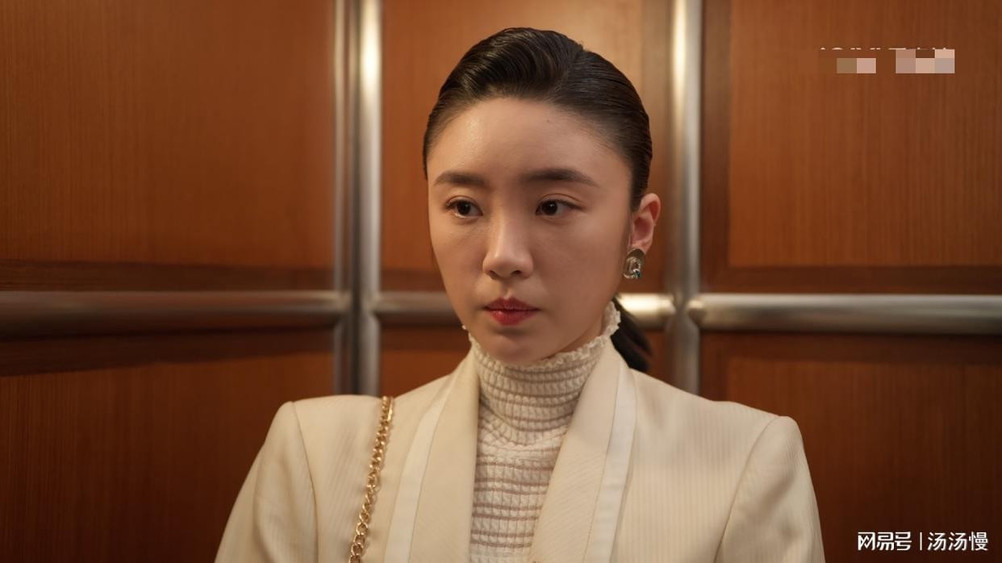 女人衣品很重要，《淬火年代》张月气场强，央视校花被比下去了