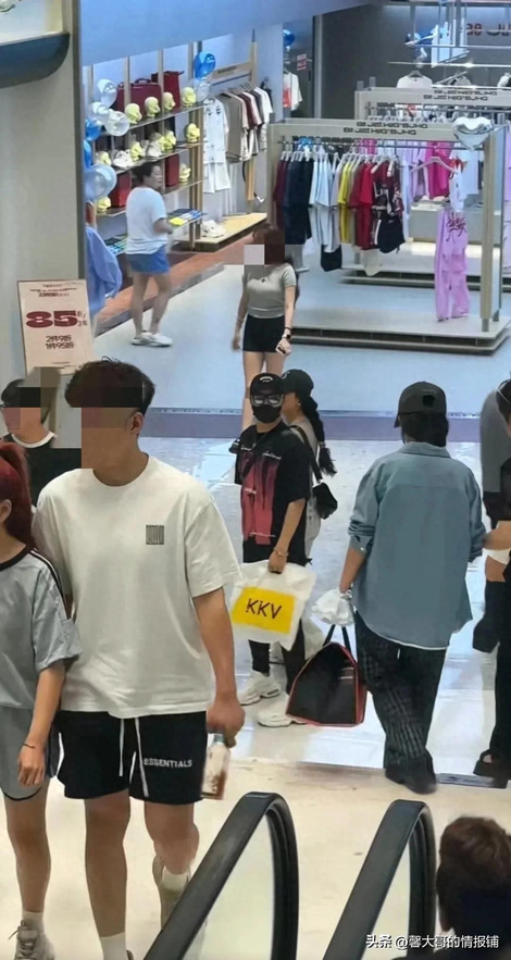 风波过后，汪峰森林北露面逛街两人十指紧扣汪峰示意路人不要声张