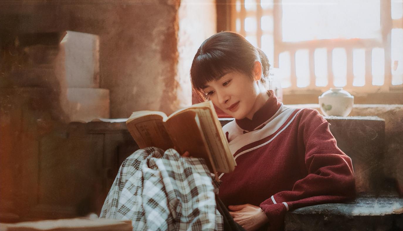 《利剑玫瑰》还未开播，就等来官媒点名，不过新华社只夸了她一人