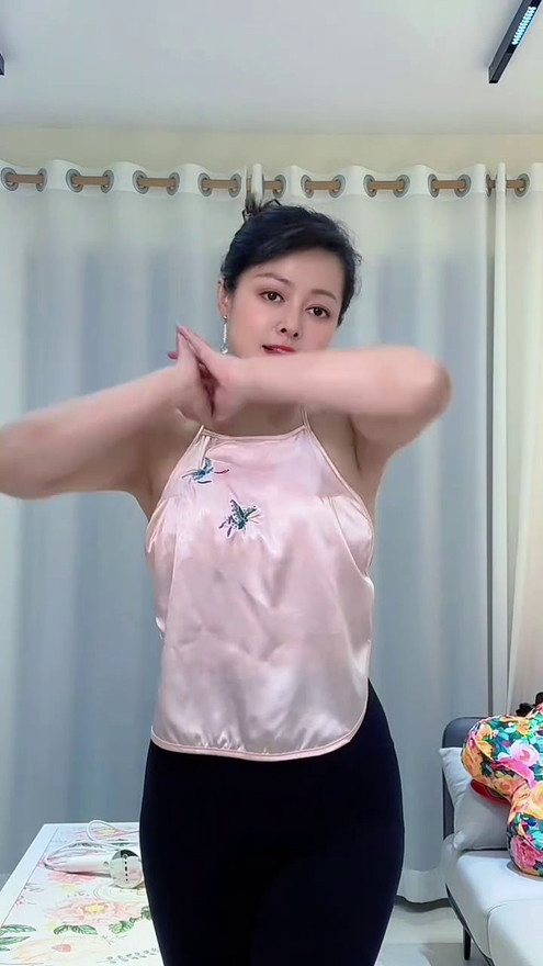 阿姨的白色肚兜诱惑