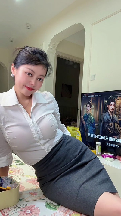 阿姨的床上制服短裙诱惑